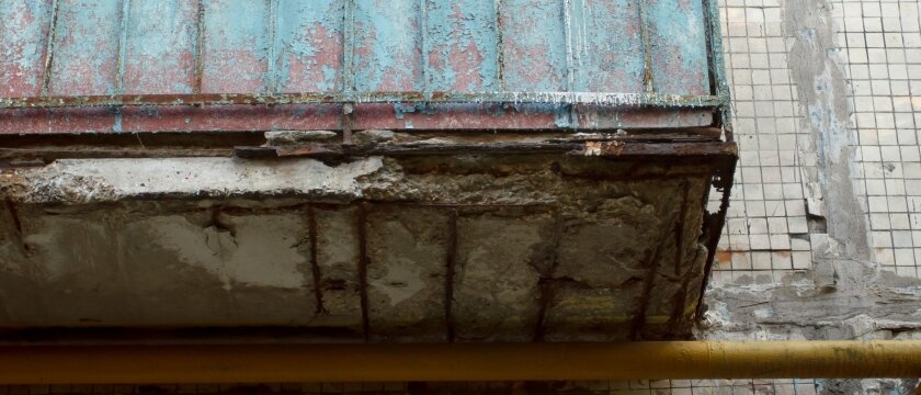 Частично разрушенные плиты балкона, балкон на втором этаже, под ним газовая труба, к сожалению, фото этого балкона из Ивантеевки