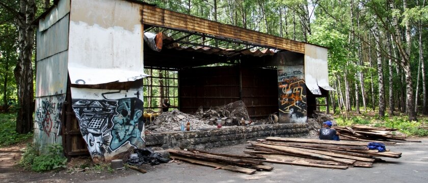 Демонтаж сцены в парке культуры и отдыха, город Ивантеевка Московской области