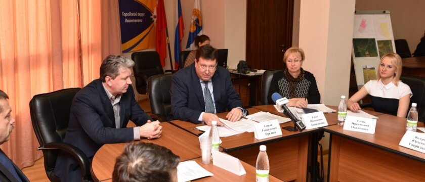 Встреча руководства Ивантеевки с представителями многодетных семей, в центре – глава города Сергей Гриднев