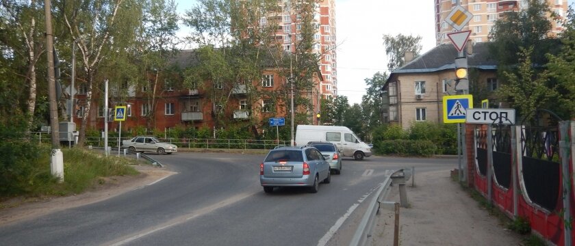 Перекресток улиц Хлебозаводская и Кирова, светофор установлен, но не работает – мигает желтым цветом, Ивантеевка