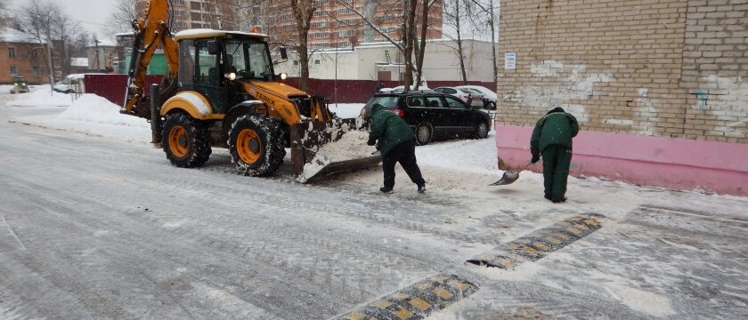 Сотрудники спецслужб убирают снег на дороге, улица Школьная, Ивантеевка, Московская область