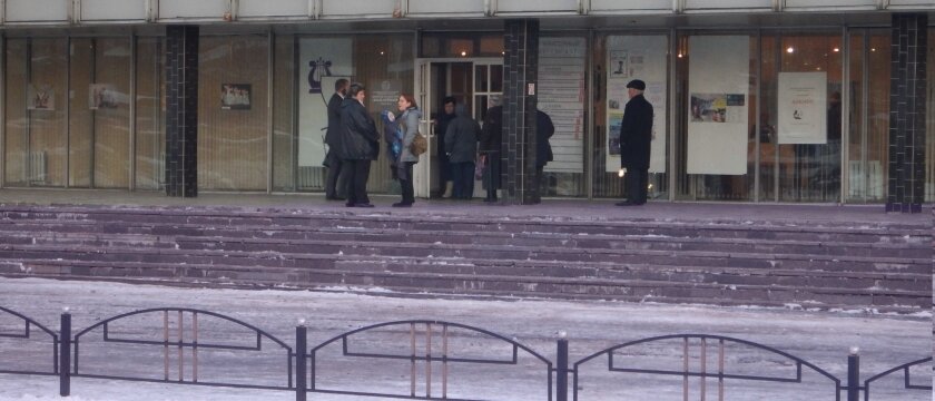 Несколько человек стоят перед входом в ДК "Юбилейный", Ивантеевка, Московская область