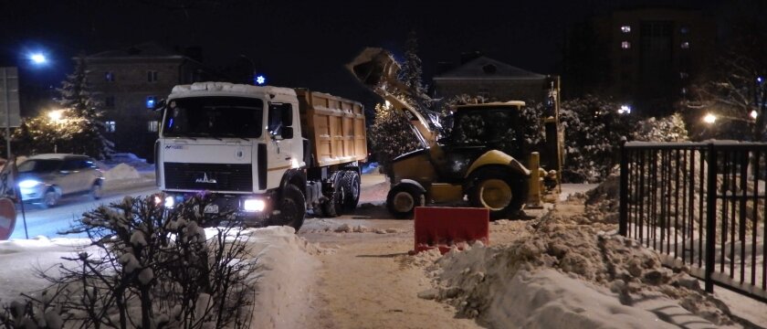 Трактор загружает снег в грузовую машину, Ивантеевка, Московская область