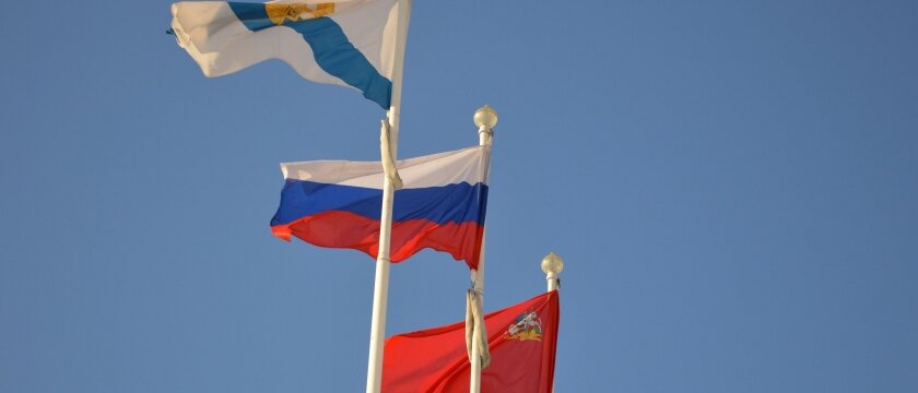 Флаг Ивантеевки, флаг России, флаг Московской области на фоне голубого и спокойного неба