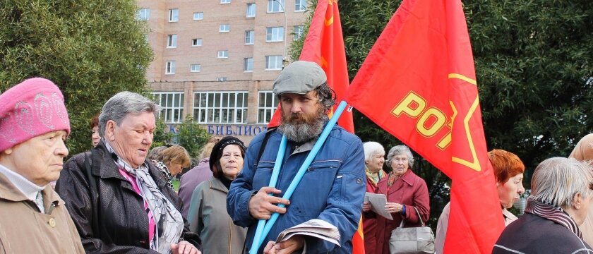 Флагоносец с раздаточными материалами, Митинг в Ивантеевке 2015