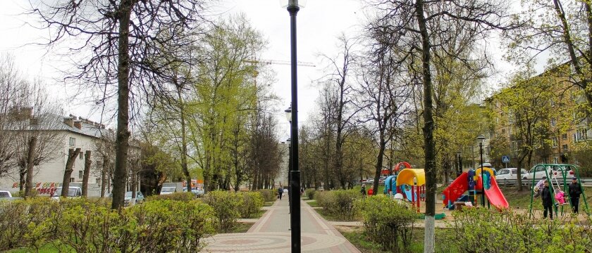 Вдоль дорожки в сквере установлены фонари, Ивантеевка, Московская область