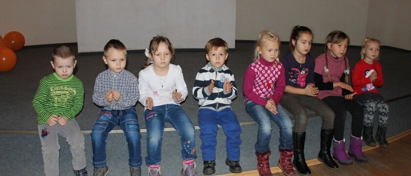Дети хлопают в ладоши, игровая программа в ДК "Юбилейный", Ивантеевка 