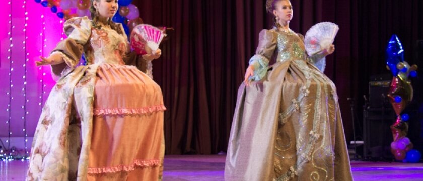 Актрисы театра моды "Русичи" выступают на творческом конкурсе "На берегах Невы"