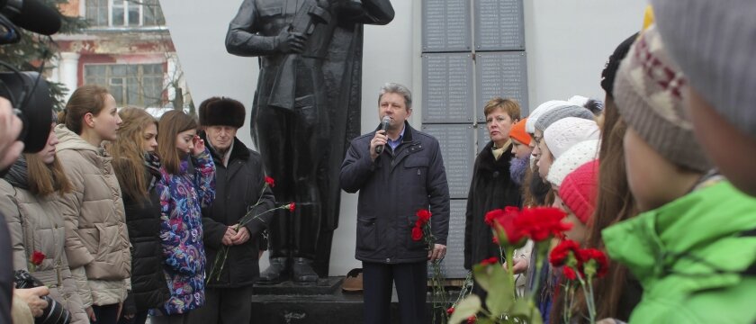 Глава администрации Ивантеевки Александр Ракин, митинг около памятника работникам фабрики им.Лукина