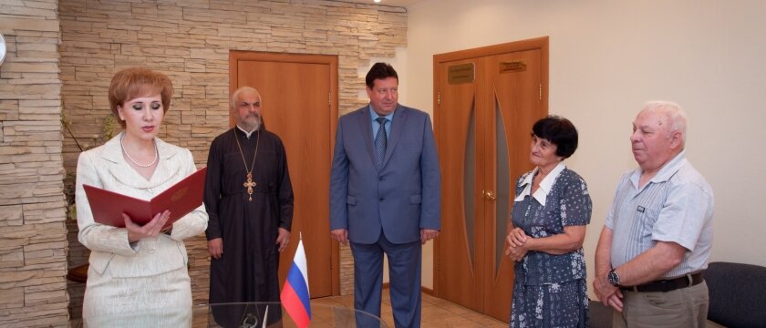 Сергей Гриднев (в центре) поздравляет сотрудников ивантеевского ЗАГСа