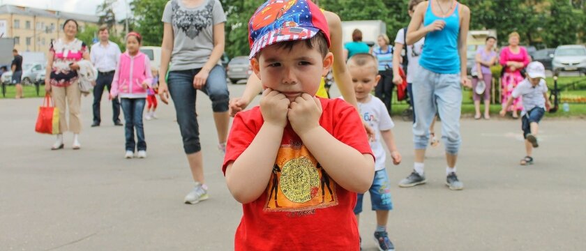 Мальчик стоит, почти плачет, Ивантеевка, Московская область 