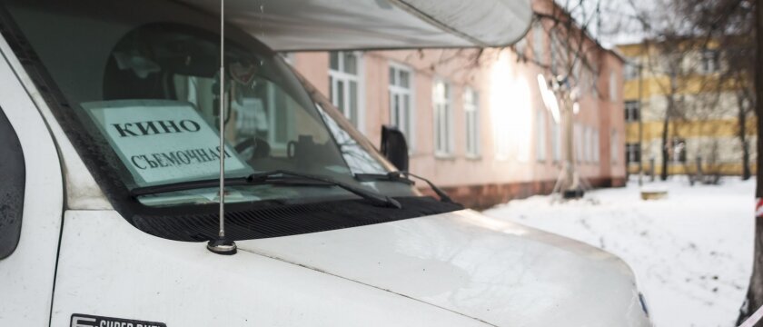 Табличка на автомобиле "кино, съемочная", съемки фильма в Ивантеевке, Московская область