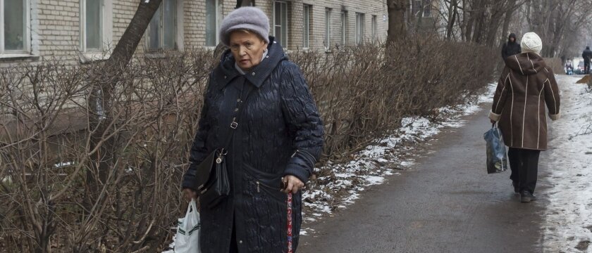 Женщина пенсионного возраста идет с палочкой, Ивантеевка, Московская область