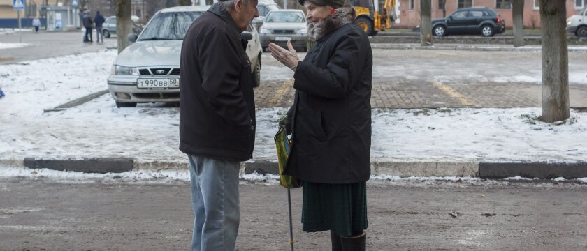 Мужчина и женщина пенсионного возраста разговаривают, Ивантеевка, Московская область 
