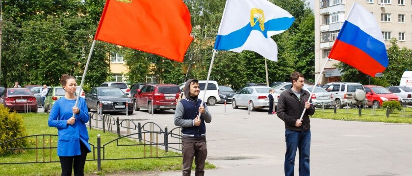 Слева направо: флаг Московской области, флаг Ивантеевки, флаг России