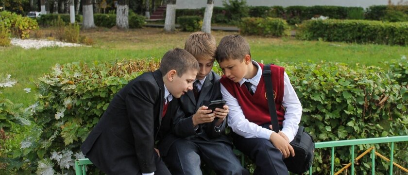 Школьники увлеченно играют в телефоне, школа №7, Ивантеевка, Московская область