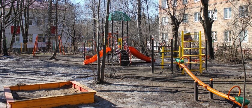 Детская игровая площадка во дворе, Ивантеевка, Московская область