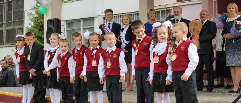 Первоклассники школы №7 читают стихи на линейке в День знаний, Ивантеевка, Московская область