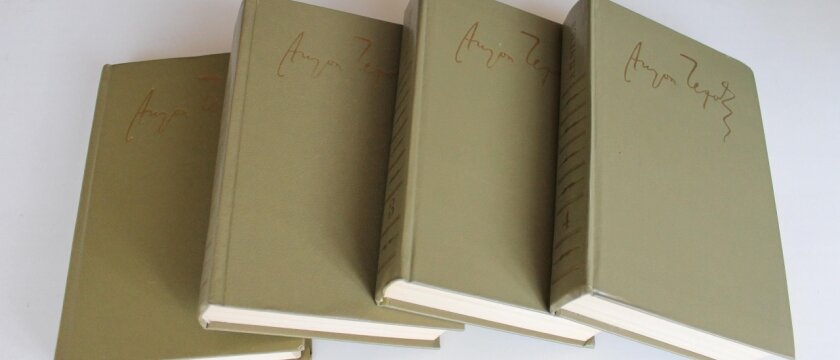 На столе лежат четыре книги, произведения Антона Павловича Чехова
