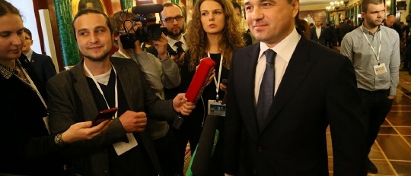 Губернатор Подмосковья Андрей Воробьев в окружении журналистов
