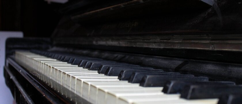 Клавиатура фортепиано, старое чёрное фортепиано