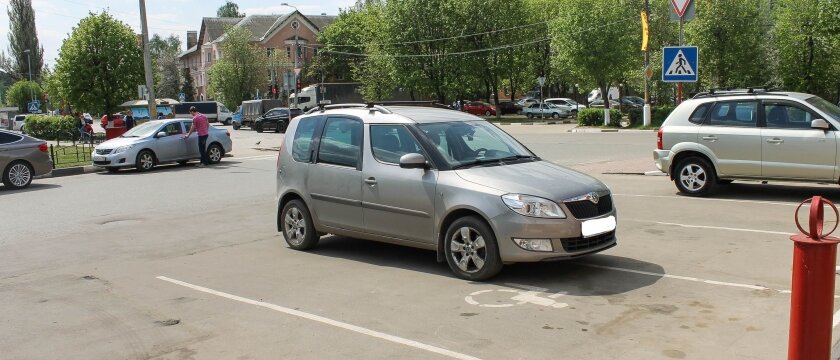 Автомобиль припаркован на месте парковки для инвалидов, Ивантеевка, Московская область
