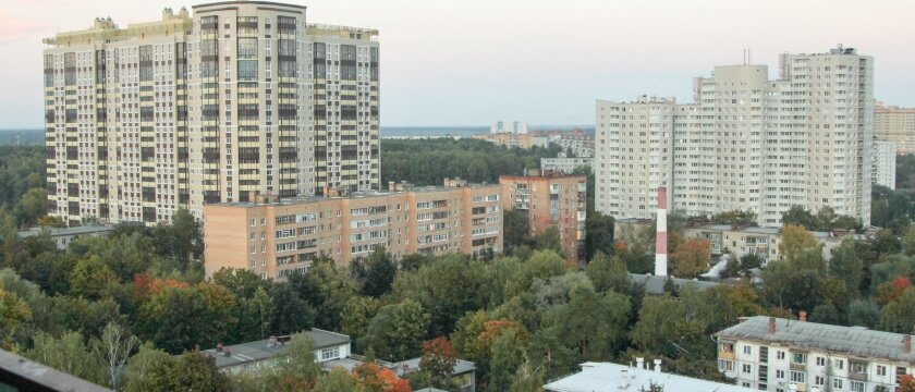Панорамная фотография, город Пушкино Московской области, старые многоквартирные дома в 5 и 10 этажей стоят на фоне 20-этажных гигантов