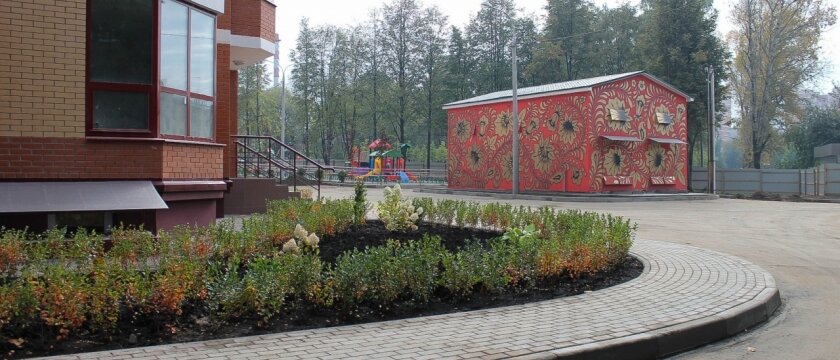 Приятный двор, современная детская площадка, красивая электрическая подстанция, Ивантеевка, Подмосковье 