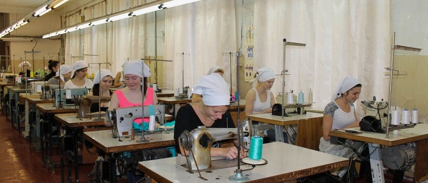 Швейный цех, девушки обучаются работе на швейных машинках, МАМИ, Ивантеевка, Подмосковье