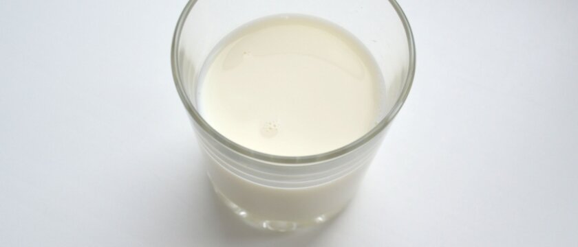 Стакан молока, стеклянный стакан наполнен молоком на две трети, Подмосковье