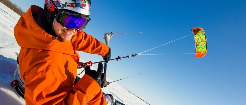 Молодой человек на сноуборде, кайтинг, экстримальный спорт в Московской области