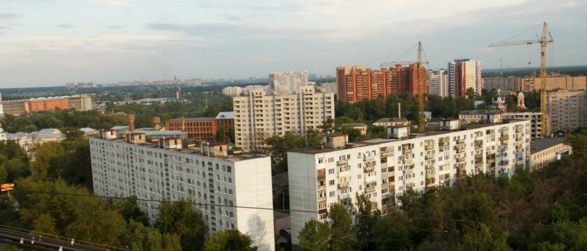 Вид с крыши на старые дома и строящиеся дома, Ивантеевка, Московская область