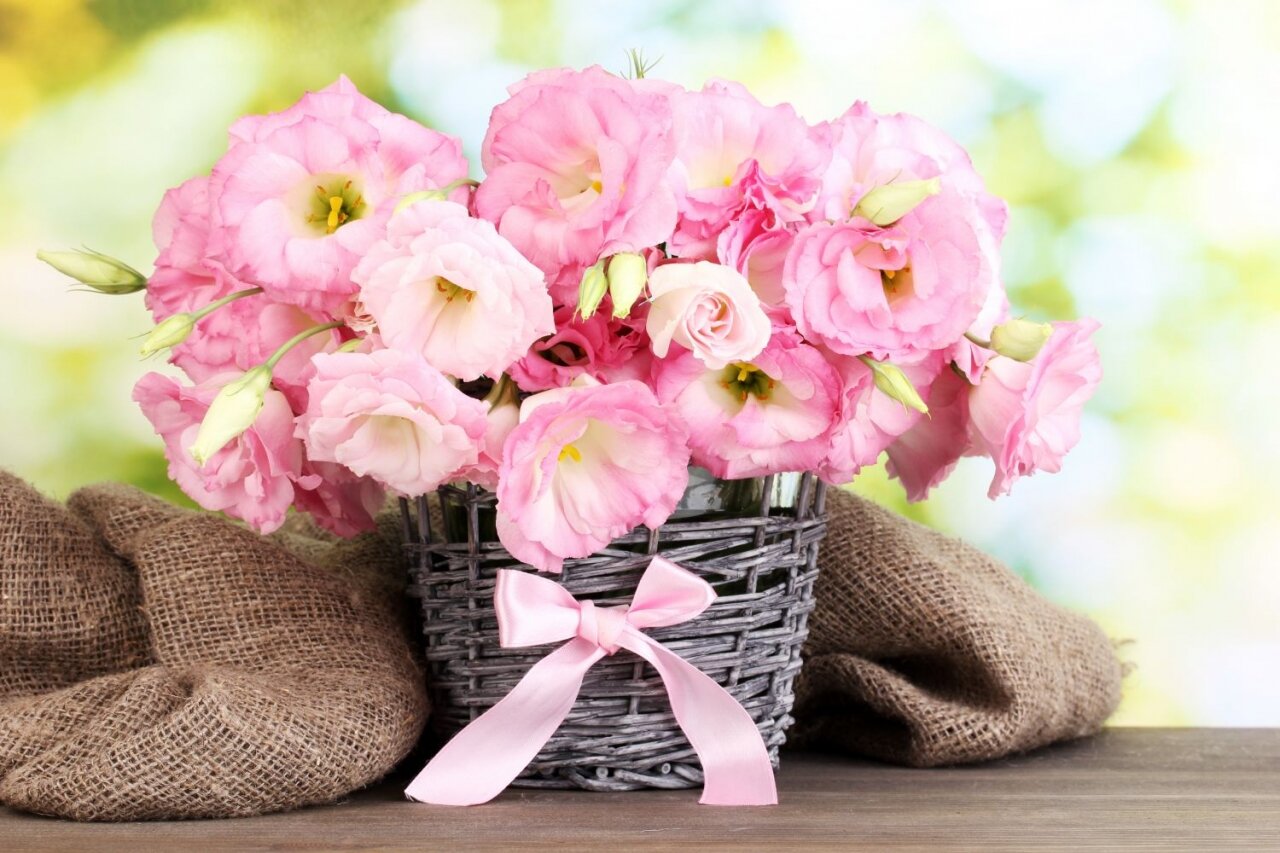 Букет цветов в корзинке, Международный женский день – 8 марта