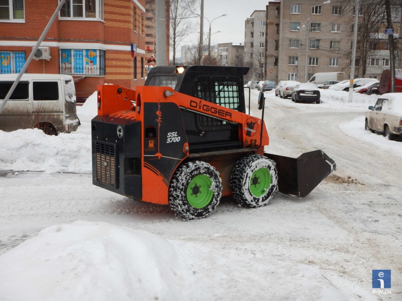 Спецтехника чистит дороги от снега, Ивантеевка, Московская область