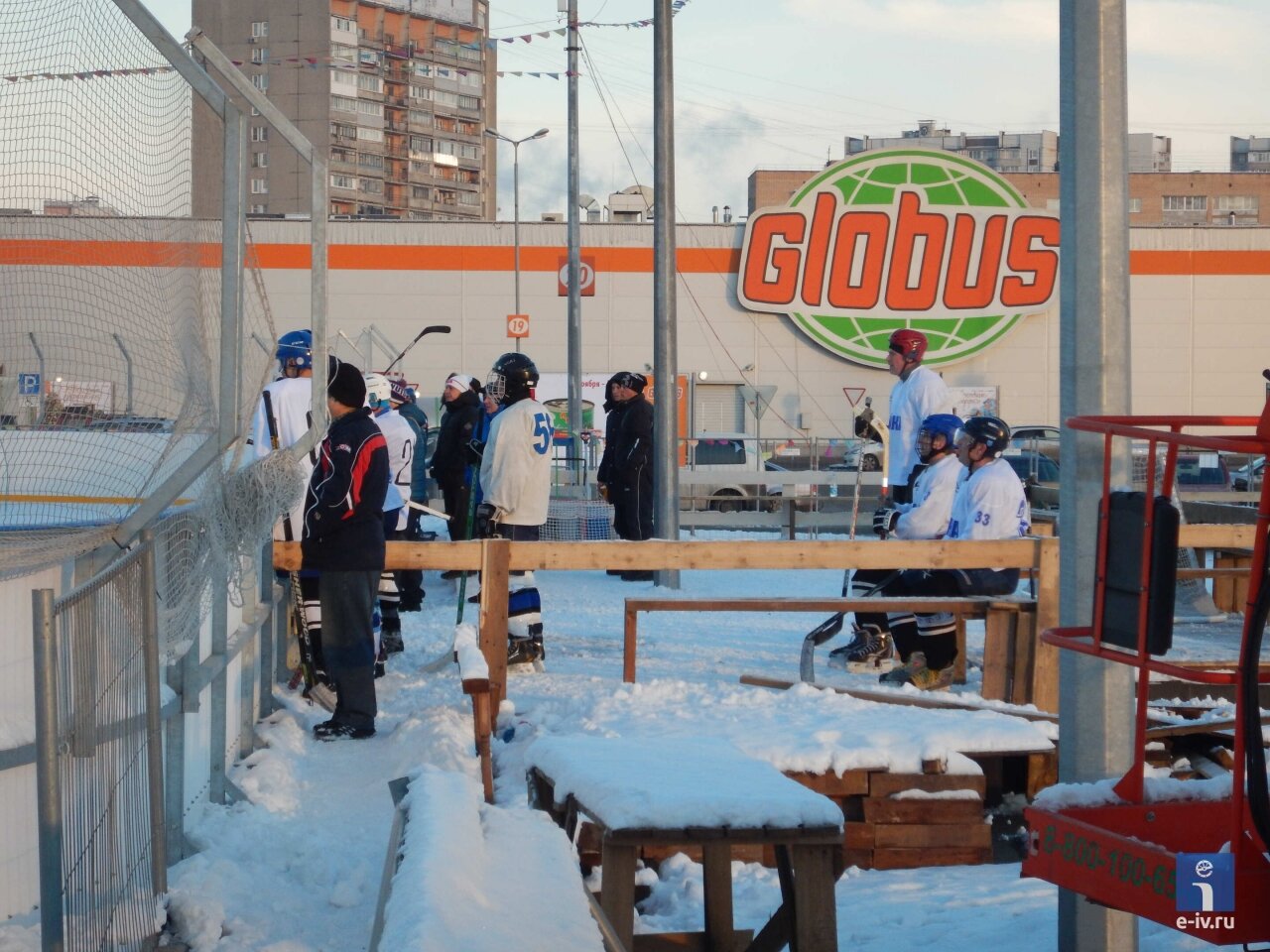 Гипермаркет "Глобус", рядом хоккейная площадка, Пушкино, Московская область