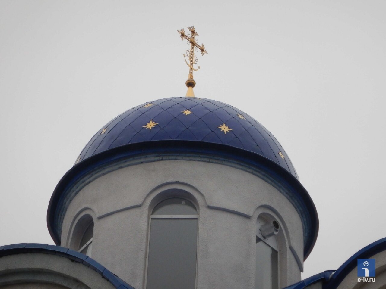 Церковный купол, наверху которого крест, Московская область