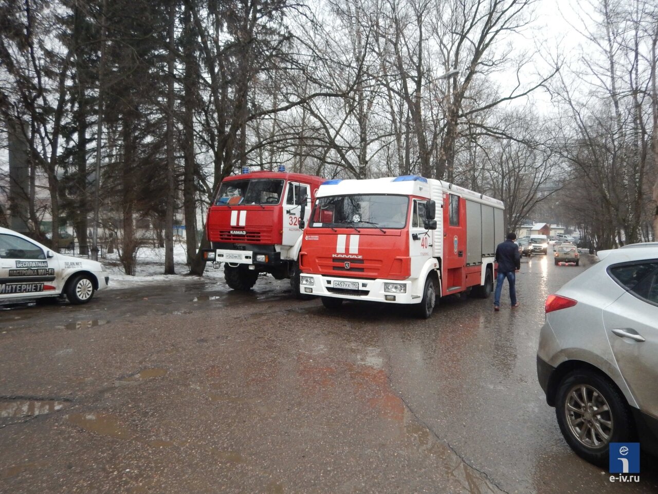 Пожарные машины до сих пор находятся на месте происшествия, Фабричный проезд,1, Ивантеевка