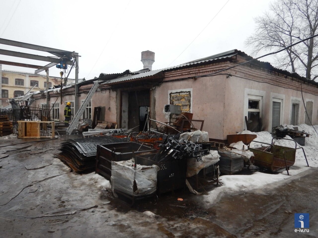 Возле сгоревшего склада лежат вещи, которые удалось сохранить, пожар в Ивантеевке, Подмосковье