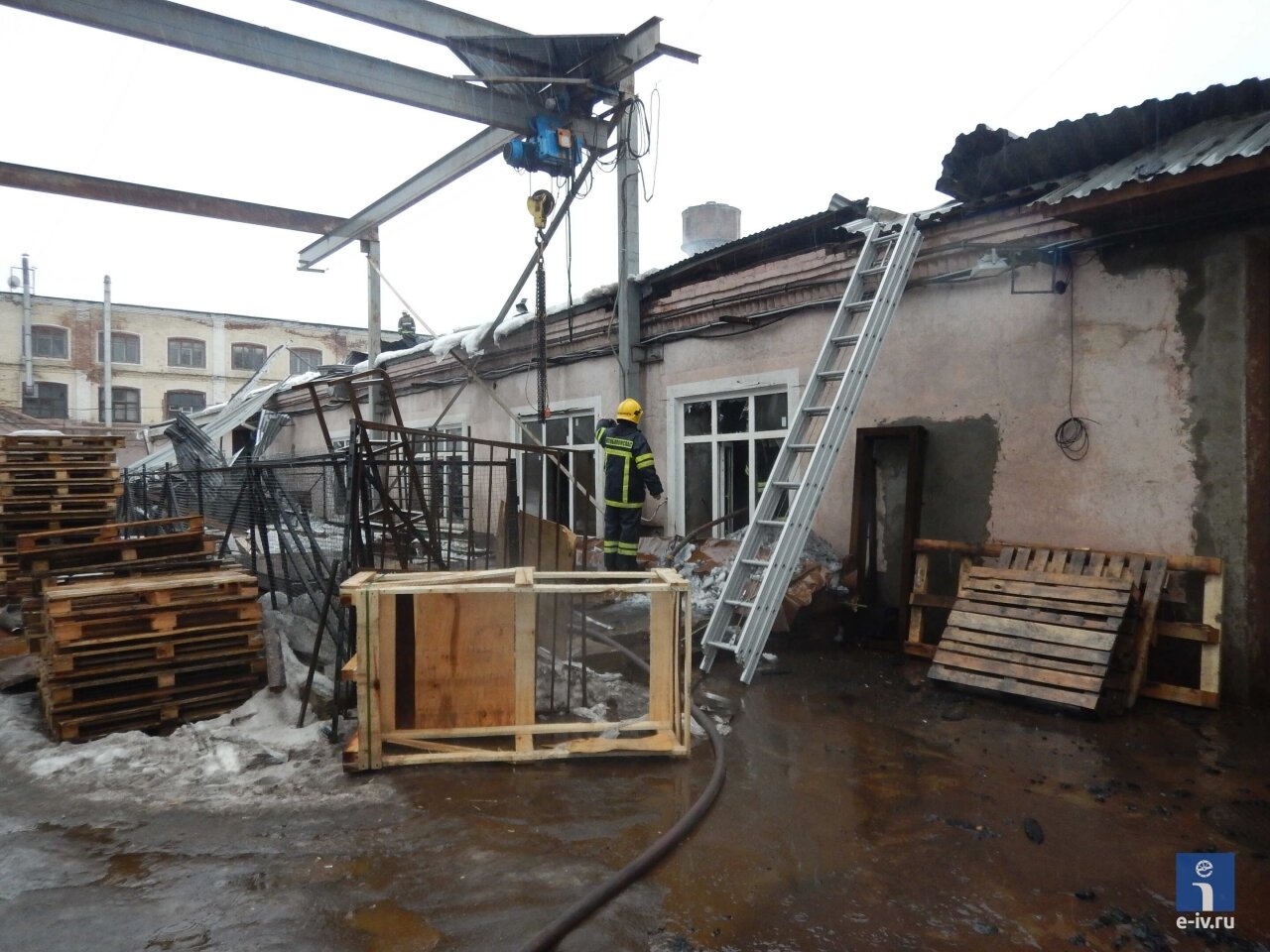 Сгоревшее здание склада текстильной фабрики, пострадавших нет, Ивантеевка, Подмосковье