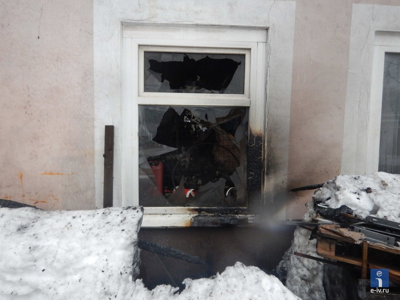Сгоревшее окно в здании фабрики имени Дзержинского, Ивантеевка, Подмосковье