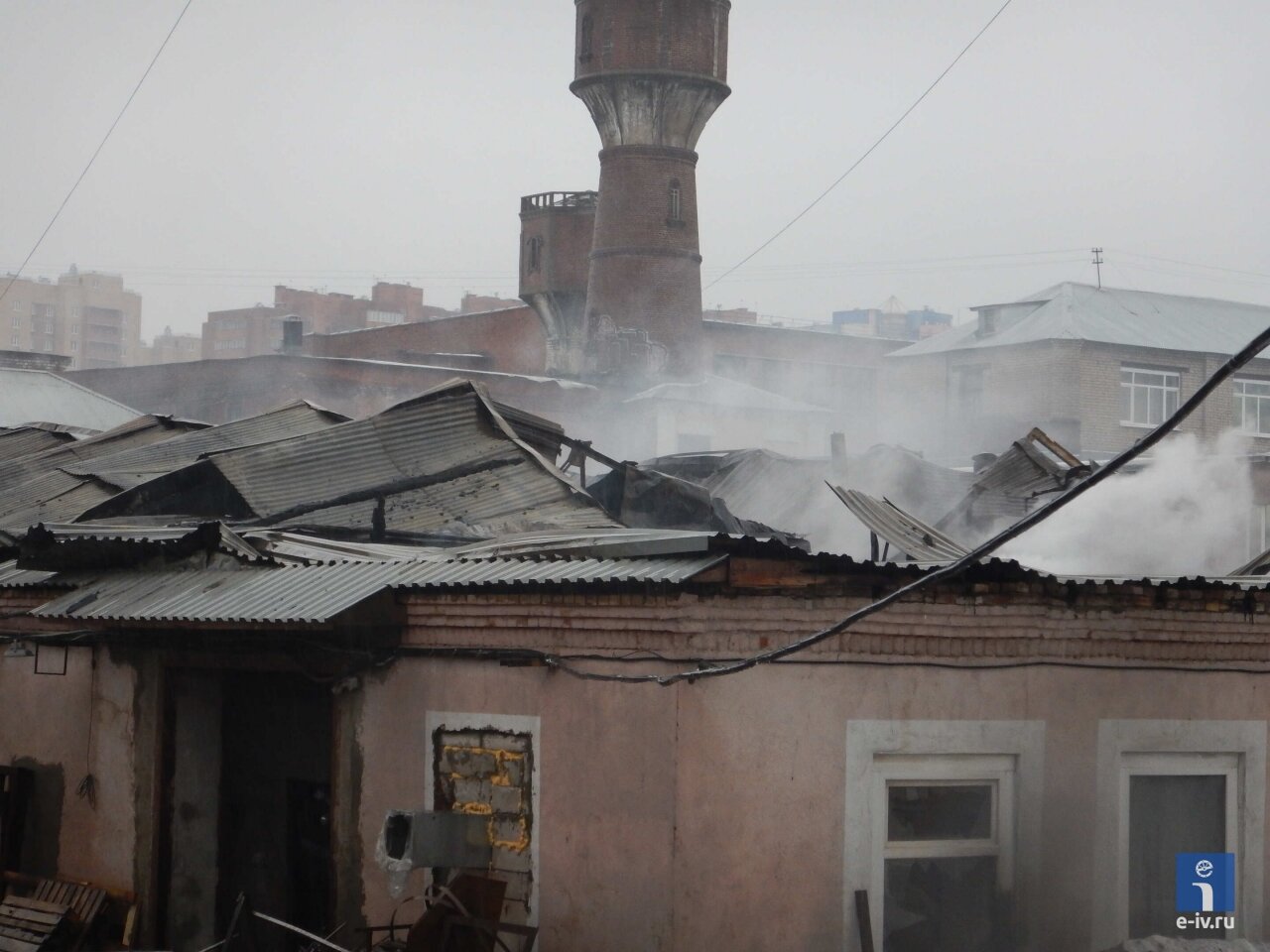 Склад текстильной фабрики в Ивантеевке, из здания до сих пор идет дым 