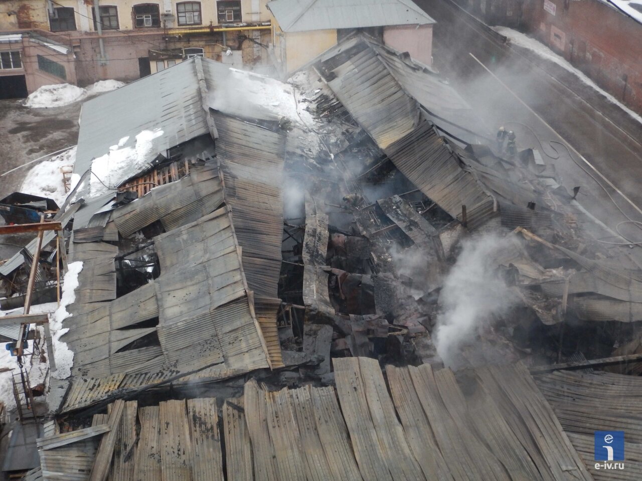Сгоревшая крыша здания склада, вид сверху, пожар на фабрике, Ивантеевка