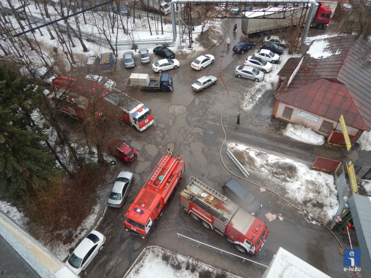 Несколько машин спецслужб сейчас находится на месте пожара, возможно, пожарные будут на фабрике в течение всего дня