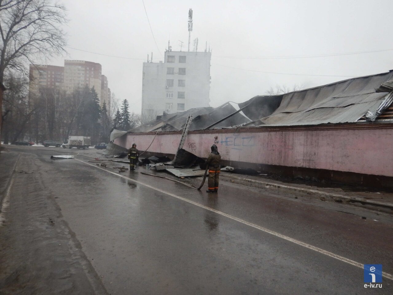 Пожарные до сих пор работают на месте происшествия, пожар на текстильной фабрике, Фабричный проезд, Ивантеевка