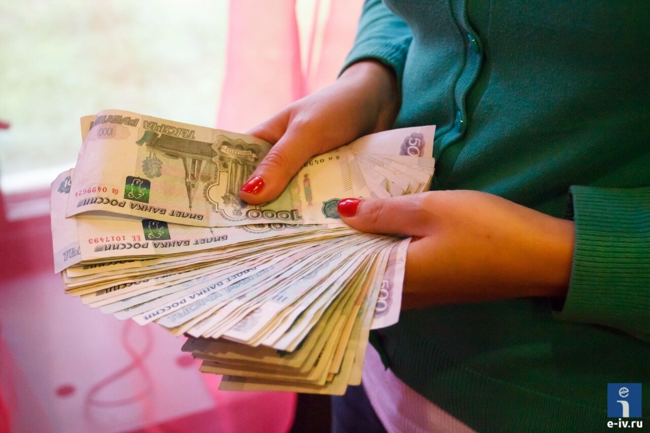 Женщина держит в руках пачку денег, Ивантеевка, Московская область