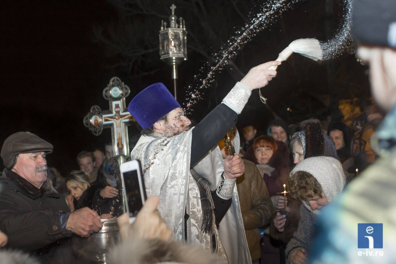 Священник обрызгивает всех людей святой водой, Пушкино, Подмосковье