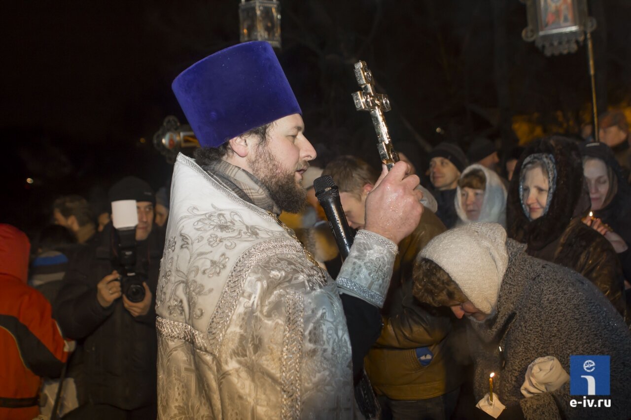 Священник произносит молитву и в правой руке держит крест, Пушкино, Московская область