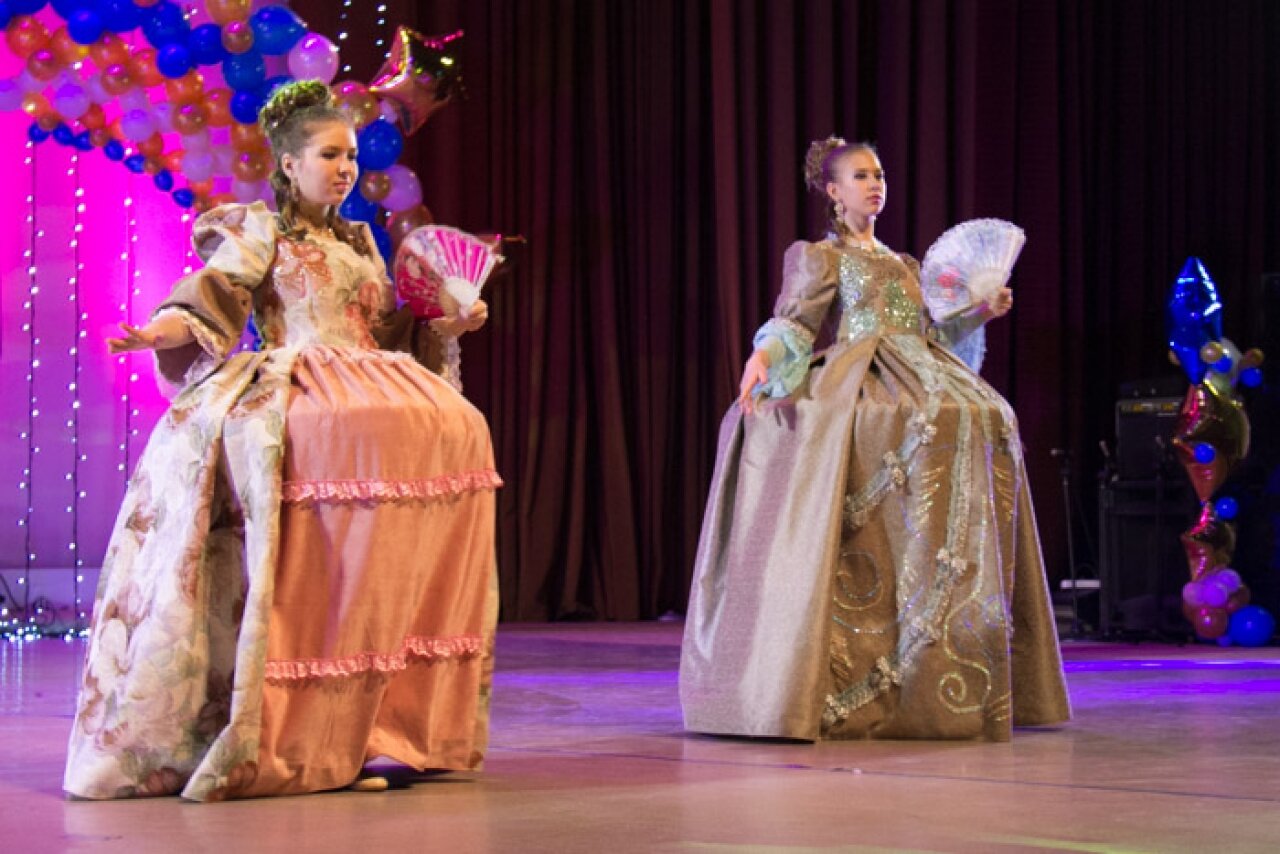 Актрисы театра моды "Русичи" выступают на творческом конкурсе "На берегах Невы"