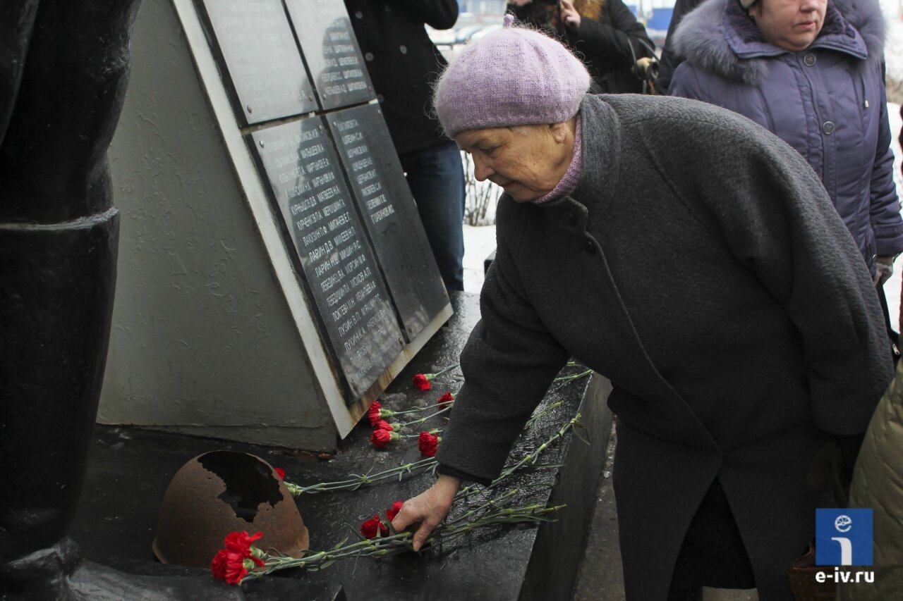 Пожилая женщина возлагает цветы к памятнику работникам фабрики им.Лукина, Ивантеевка