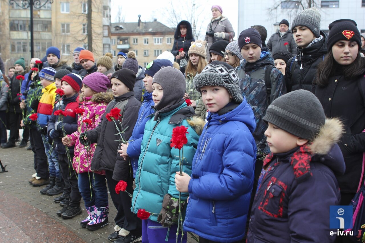 Дети держат в руках красные гвоздики, дань памяти войнам, погибшим в Великой Отечественной войне, Ивантеевка